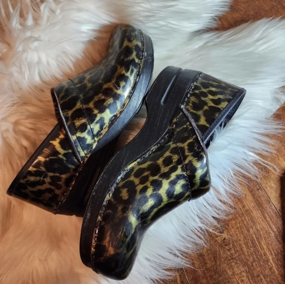Dansko Green Patent  Leopard Clogs 40/10 - Picture 13 of 14